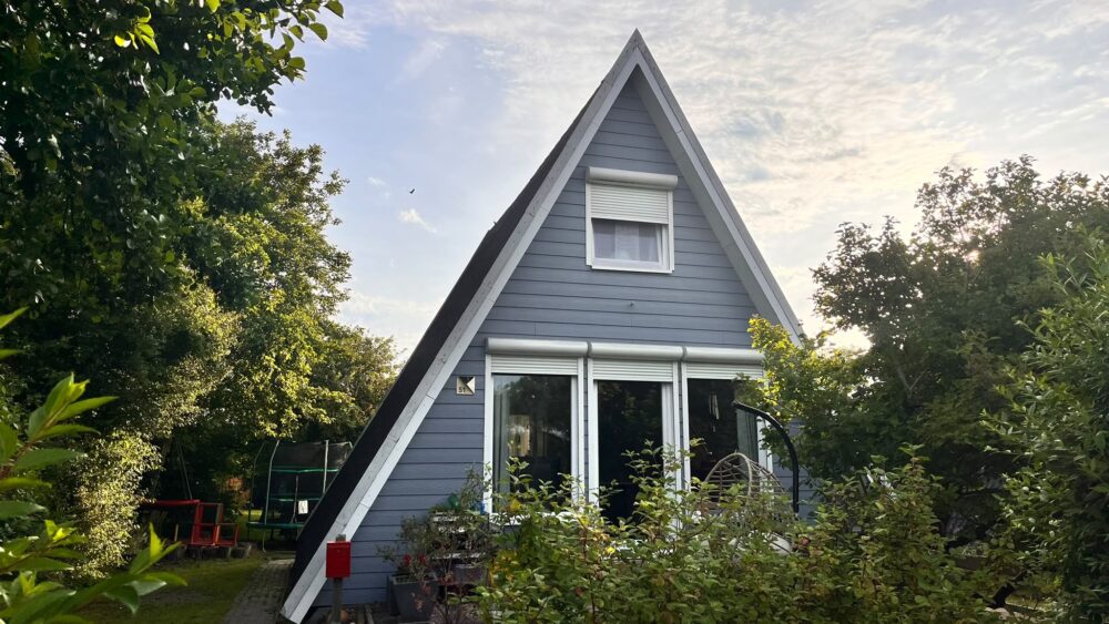Blaues Nurdachhaus in Friedrichskoog im Abendlicht, Frontansicht