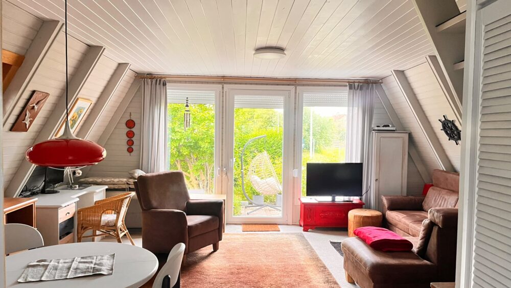 Heller Wohnraum mit Terrassentür und Blick in den Garten