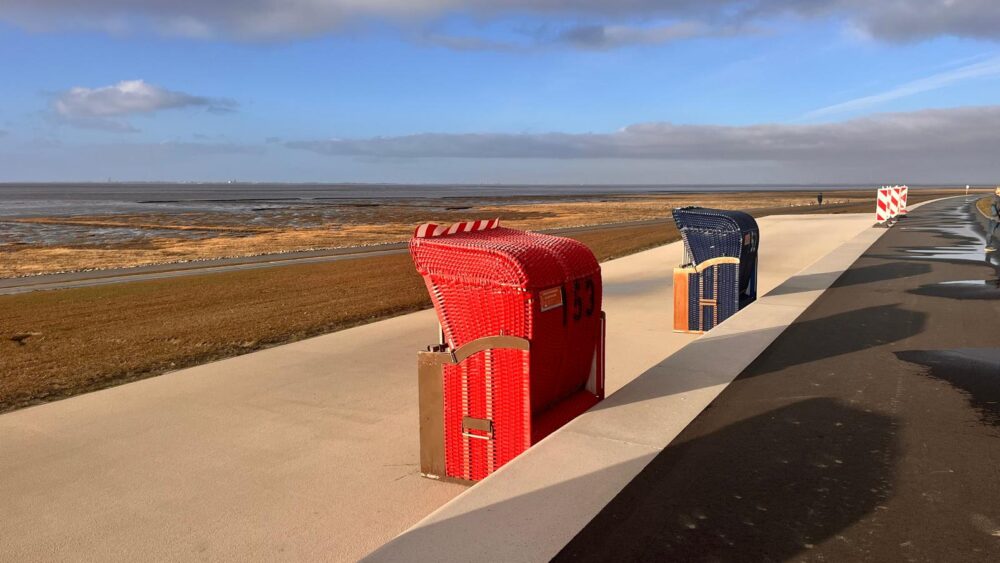 Strandkörbe am Deich in Friedrichskoog mit Blick aufs Wattenmeer